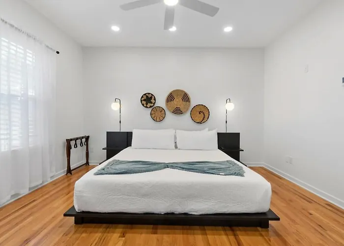 Uptown Loft - Bright - Modern - Walkable